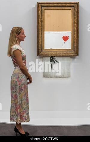 EMBARGO bis 12:00 Uhr 03. September 2021 - London, Großbritannien. September 2021. Banksy's Love is in the bin, ein Gemälde, das der Künstler 2018 in Sothebys londoner Auktionsraum geschreddert hat. Sie soll in der Abendauktion für zeitgenössische Kunst am 14. oktober mit einer Schätzung von £4-6 Millionen angeboten werden. Es verkaufte sich im Jahr 2018 für 1 Million £. Zu sehen in Sotheby's New Bond Street Gallerien, London. Der Verkauf findet am 14. Oktober. Kredit: Guy Bell / Alamy Live News Stockfoto
