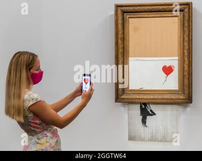 EMBARGO bis 12:00 Uhr 03. September 2021 - London, Großbritannien. September 2021. Banksy's Love is in the bin, ein Gemälde, das der Künstler 2018 in Sothebys londoner Auktionsraum geschreddert hat. Sie soll in der Abendauktion für zeitgenössische Kunst am 14. oktober mit einer Schätzung von £4-6 Millionen angeboten werden. Es verkaufte sich im Jahr 2018 für 1 Million £. Zu sehen in Sotheby's New Bond Street Gallerien, London. Der Verkauf findet am 14. Oktober. Kredit: Guy Bell / Alamy Live News Stockfoto