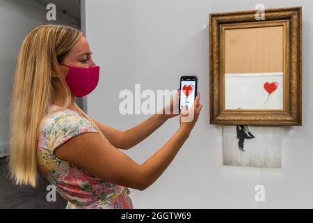EMBARGO bis 12:00 Uhr 03. September 2021 - London, Großbritannien. September 2021. Banksy's Love is in the bin, ein Gemälde, das der Künstler 2018 in Sothebys londoner Auktionsraum geschreddert hat. Sie soll in der Abendauktion für zeitgenössische Kunst am 14. oktober mit einer Schätzung von £4-6 Millionen angeboten werden. Es verkaufte sich im Jahr 2018 für 1 Million £. Zu sehen in Sotheby's New Bond Street Gallerien, London. Der Verkauf findet am 14. Oktober. Kredit: Guy Bell / Alamy Live News