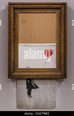 EMBARGO bis 12:00 Uhr 03. September 2021 - London, Großbritannien. September 2021. Banksy's Love is in the bin, ein Gemälde, das der Künstler 2018 in Sothebys londoner Auktionsraum geschreddert hat. Sie soll in der Abendauktion für zeitgenössische Kunst am 14. oktober mit einer Schätzung von £4-6 Millionen angeboten werden. Es verkaufte sich im Jahr 2018 für 1 Million £. Zu sehen in Sotheby's New Bond Street Gallerien, London. Der Verkauf findet am 14. Oktober. Kredit: Guy Bell / Alamy Live News Stockfoto