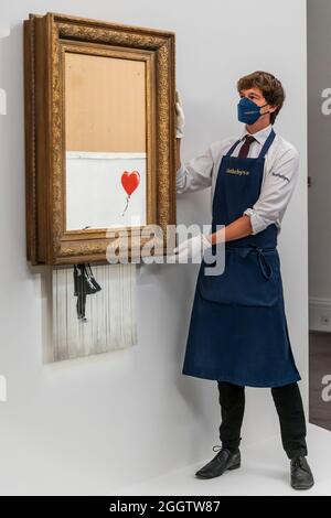 EMBARGO bis 12:00 Uhr 03. September 2021 - London, Großbritannien. September 2021. Banksy's Love is in the bin, ein Gemälde, das der Künstler 2018 in Sothebys londoner Auktionsraum geschreddert hat. Sie soll in der Abendauktion für zeitgenössische Kunst am 14. oktober mit einer Schätzung von £4-6 Millionen angeboten werden. Es verkaufte sich im Jahr 2018 für 1 Million £. Zu sehen in Sotheby's New Bond Street Gallerien, London. Der Verkauf findet am 14. Oktober. Kredit: Guy Bell / Alamy Live News Stockfoto