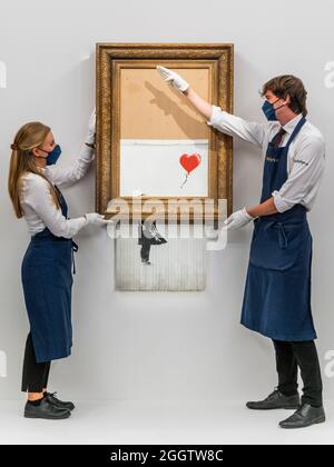 EMBARGO bis 12:00 Uhr 03. September 2021 - London, Großbritannien. September 2021. Banksy's Love is in the bin, ein Gemälde, das der Künstler 2018 in Sothebys londoner Auktionsraum geschreddert hat. Sie soll in der Abendauktion für zeitgenössische Kunst am 14. oktober mit einer Schätzung von £4-6 Millionen angeboten werden. Es verkaufte sich im Jahr 2018 für 1 Million £. Zu sehen in Sotheby's New Bond Street Gallerien, London. Der Verkauf findet am 14. Oktober. Kredit: Guy Bell / Alamy Live News Stockfoto