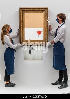 EMBARGO bis 12:00 Uhr 03. September 2021 - London, Großbritannien. September 2021. Banksy's Love is in the bin, ein Gemälde, das der Künstler 2018 in Sothebys londoner Auktionsraum geschreddert hat. Sie soll in der Abendauktion für zeitgenössische Kunst am 14. oktober mit einer Schätzung von £4-6 Millionen angeboten werden. Es verkaufte sich im Jahr 2018 für 1 Million £. Zu sehen in Sotheby's New Bond Street Gallerien, London. Der Verkauf findet am 14. Oktober. Kredit: Guy Bell / Alamy Live News Stockfoto
