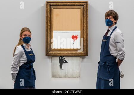 EMBARGO bis 12:00 Uhr 03. September 2021 - London, Großbritannien. September 2021. Banksy's Love is in the bin, ein Gemälde, das der Künstler 2018 in Sothebys londoner Auktionsraum geschreddert hat. Sie soll in der Abendauktion für zeitgenössische Kunst am 14. oktober mit einer Schätzung von £4-6 Millionen angeboten werden. Es verkaufte sich im Jahr 2018 für 1 Million £. Zu sehen in Sotheby's New Bond Street Gallerien, London. Der Verkauf findet am 14. Oktober. Kredit: Guy Bell / Alamy Live News Stockfoto