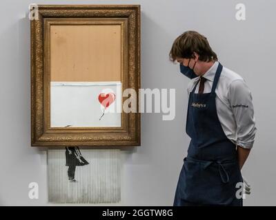 EMBARGO bis 12:00 Uhr 03. September 2021 - London, Großbritannien. September 2021. Banksy's Love is in the bin, ein Gemälde, das der Künstler 2018 in Sothebys londoner Auktionsraum geschreddert hat. Sie soll in der Abendauktion für zeitgenössische Kunst am 14. oktober mit einer Schätzung von £4-6 Millionen angeboten werden. Es verkaufte sich im Jahr 2018 für 1 Million £. Zu sehen in Sotheby's New Bond Street Gallerien, London. Der Verkauf findet am 14. Oktober. Kredit: Guy Bell / Alamy Live News Stockfoto