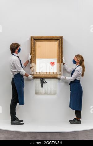 EMBARGO bis 12:00 Uhr 03. September 2021 - London, Großbritannien. September 2021. Banksy's Love is in the bin, ein Gemälde, das der Künstler 2018 in Sothebys londoner Auktionsraum geschreddert hat. Sie soll in der Abendauktion für zeitgenössische Kunst am 14. oktober mit einer Schätzung von £4-6 Millionen angeboten werden. Es verkaufte sich im Jahr 2018 für 1 Million £. Zu sehen in Sotheby's New Bond Street Gallerien, London. Der Verkauf findet am 14. Oktober. Kredit: Guy Bell / Alamy Live News Stockfoto