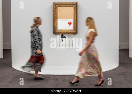 EMBARGO bis 12:00 Uhr 03. September 2021 - London, Großbritannien. September 2021. Banksy's Love is in the bin, ein Gemälde, das der Künstler 2018 in Sothebys londoner Auktionsraum geschreddert hat. Sie soll in der Abendauktion für zeitgenössische Kunst am 14. oktober mit einer Schätzung von £4-6 Millionen angeboten werden. Es verkaufte sich im Jahr 2018 für 1 Million £. Zu sehen in Sotheby's New Bond Street Gallerien, London. Der Verkauf findet am 14. Oktober. Kredit: Guy Bell / Alamy Live News Stockfoto