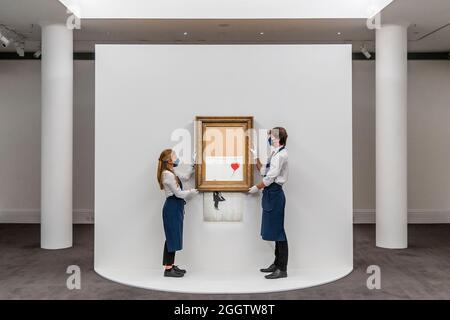 EMBARGO bis 12:00 Uhr 03. September 2021 - London, Großbritannien. September 2021. Banksy's Love is in the bin, ein Gemälde, das der Künstler 2018 in Sothebys londoner Auktionsraum geschreddert hat. Sie soll in der Abendauktion für zeitgenössische Kunst am 14. oktober mit einer Schätzung von £4-6 Millionen angeboten werden. Es verkaufte sich im Jahr 2018 für 1 Million £. Zu sehen in Sotheby's New Bond Street Gallerien, London. Der Verkauf findet am 14. Oktober. Kredit: Guy Bell / Alamy Live News Stockfoto