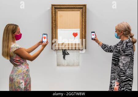 EMBARGO bis 12:00 Uhr 03. September 2021 - London, Großbritannien. September 2021. Banksy's Love is in the bin, ein Gemälde, das der Künstler 2018 in Sothebys londoner Auktionsraum geschreddert hat. Sie soll in der Abendauktion für zeitgenössische Kunst am 14. oktober mit einer Schätzung von £4-6 Millionen angeboten werden. Es verkaufte sich im Jahr 2018 für 1 Million £. Zu sehen in Sotheby's New Bond Street Gallerien, London. Der Verkauf findet am 14. Oktober. Kredit: Guy Bell / Alamy Live News Stockfoto