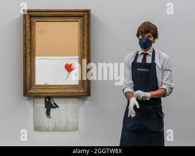 EMBARGO bis 12:00 Uhr 03. September 2021 - London, Großbritannien. September 2021. Banksy's Love is in the bin, ein Gemälde, das der Künstler 2018 in Sothebys londoner Auktionsraum geschreddert hat. Sie soll in der Abendauktion für zeitgenössische Kunst am 14. oktober mit einer Schätzung von £4-6 Millionen angeboten werden. Es verkaufte sich im Jahr 2018 für 1 Million £. Zu sehen in Sotheby's New Bond Street Gallerien, London. Der Verkauf findet am 14. Oktober. Kredit: Guy Bell / Alamy Live News Stockfoto