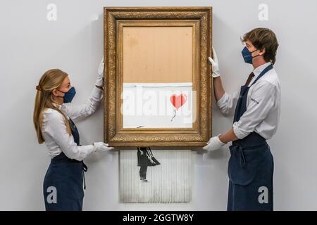EMBARGO bis 12:00 Uhr 03. September 2021 - London, Großbritannien. September 2021. Banksy's Love is in the bin, ein Gemälde, das der Künstler 2018 in Sothebys londoner Auktionsraum geschreddert hat. Sie soll in der Abendauktion für zeitgenössische Kunst am 14. oktober mit einer Schätzung von £4-6 Millionen angeboten werden. Es verkaufte sich im Jahr 2018 für 1 Million £. Zu sehen in Sotheby's New Bond Street Gallerien, London. Der Verkauf findet am 14. Oktober. Kredit: Guy Bell / Alamy Live News Stockfoto