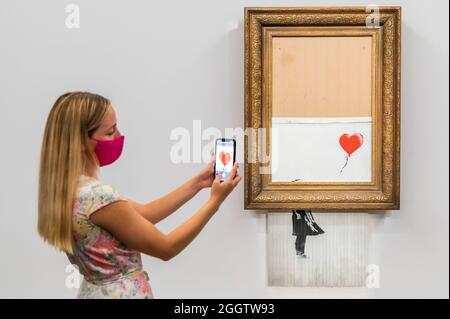 EMBARGO bis 12:00 Uhr 03. September 2021 - London, Großbritannien. September 2021. Banksy's Love is in the bin, ein Gemälde, das der Künstler 2018 in Sothebys londoner Auktionsraum geschreddert hat. Sie soll in der Abendauktion für zeitgenössische Kunst am 14. oktober mit einer Schätzung von £4-6 Millionen angeboten werden. Es verkaufte sich im Jahr 2018 für 1 Million £. Zu sehen in Sotheby's New Bond Street Gallerien, London. Der Verkauf findet am 14. Oktober. Kredit: Guy Bell / Alamy Live News Stockfoto