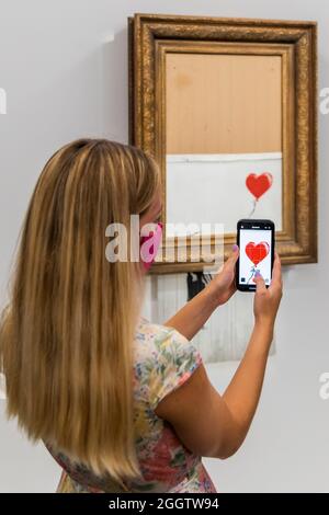 EMBARGO bis 12:00 Uhr 03. September 2021 - London, Großbritannien. September 2021. Banksy's Love is in the bin, ein Gemälde, das der Künstler 2018 in Sothebys londoner Auktionsraum geschreddert hat. Sie soll in der Abendauktion für zeitgenössische Kunst am 14. oktober mit einer Schätzung von £4-6 Millionen angeboten werden. Es verkaufte sich im Jahr 2018 für 1 Million £. Zu sehen in Sotheby's New Bond Street Gallerien, London. Der Verkauf findet am 14. Oktober. Kredit: Guy Bell / Alamy Live News Stockfoto