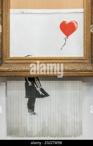 EMBARGO bis 12:00 Uhr 03. September 2021 - London, Großbritannien. September 2021. Banksy's Love is in the bin, ein Gemälde, das der Künstler 2018 in Sothebys londoner Auktionsraum geschreddert hat. Sie soll in der Abendauktion für zeitgenössische Kunst am 14. oktober mit einer Schätzung von £4-6 Millionen angeboten werden. Es verkaufte sich im Jahr 2018 für 1 Million £. Zu sehen in Sotheby's New Bond Street Gallerien, London. Der Verkauf findet am 14. Oktober. Kredit: Guy Bell / Alamy Live News Stockfoto