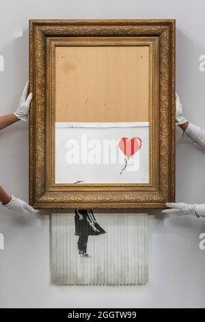EMBARGO bis 12:00 Uhr 03. September 2021 - London, Großbritannien. September 2021. Banksy's Love is in the bin, ein Gemälde, das der Künstler 2018 in Sothebys londoner Auktionsraum geschreddert hat. Sie soll in der Abendauktion für zeitgenössische Kunst am 14. oktober mit einer Schätzung von £4-6 Millionen angeboten werden. Es verkaufte sich im Jahr 2018 für 1 Million £. Zu sehen in Sotheby's New Bond Street Gallerien, London. Der Verkauf findet am 14. Oktober. Kredit: Guy Bell / Alamy Live News Stockfoto