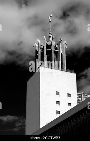 Der Turm der Bürgerlichen Ratsgebäude von Newcastle upon Tyne ist mit Seepferden in Monochrom ausgestattet Stockfoto