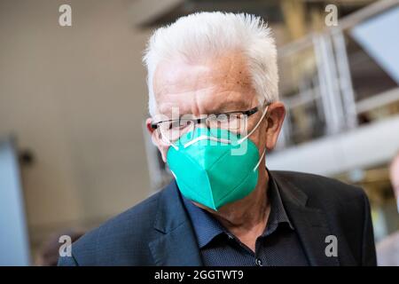 02. September 2021, Baden-Württemberg, Heidenheim: Baden-Württembergs Ministerpräsident Winfried Kretschmann (Bündnis 90/die Grünen) bei seinem Besuch bei Voith. Foto: Tom Weller/dpa Stockfoto