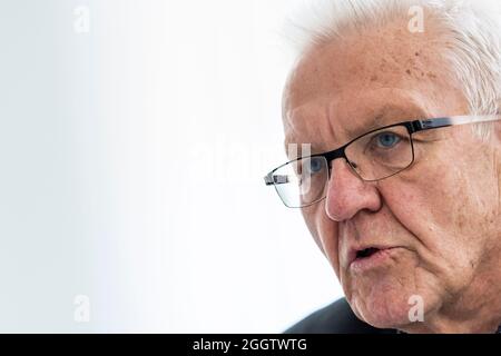 02. September 2021, Baden-Württemberg, Heidenheim: Der Ministerpräsident von Baden-Württemberg, Winfried Kretschmann (Bündnis 90/die Grünen), gibt der Deutschen Presse-Agentur (dpa) ein Interview. Foto: Tom Weller/dpa Stockfoto