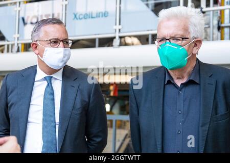 02. September 2021, Baden-Württemberg, Heidenheim: Toralf Haag, Vorsitzender der Konzerngeschäftsführung von Voith (l), spricht während des Voith-Besuches mit dem baden-württembergischen Ministerpräsidenten Winfried Kretschmann (Bündnis 90/die Grünen). Foto: Tom Weller/dpa Stockfoto