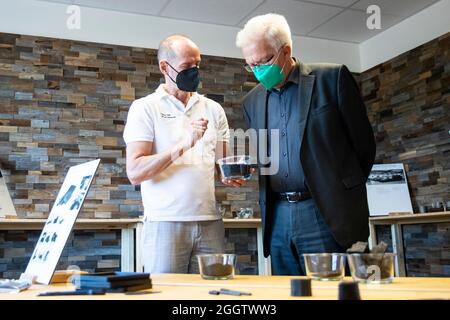 02. September 2021, Baden-Württemberg, Heidenheim: Torsten Becker, Geschäftsführer der carbonauten GmbH, (l) im Gespräch mit Baden-Württembergs Ministerpräsident Winfried Kretschmann (Bündnis 90/die Grünen) bei einem Besuch der Firma carbonauten GmbH. Foto: Tom Weller/dpa Stockfoto