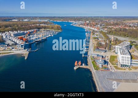 Luftaufnahme über Hafen/Hafen an der Mündung der Trave im Seebad Travemünde, Hansestadt Lübeck, Schleswig-Holstein, Deutschland Stockfoto