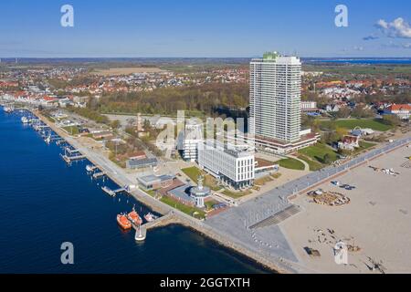 Luftaufnahme über Strand, Maritim Hotel und Trave im Seebad Travemünde, Hansestadt Lübeck, Schleswig-Holstein, Deutschland Stockfoto