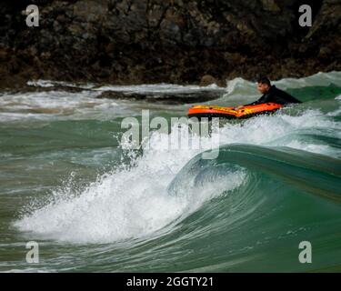 Man Body Boarding in Beautiful Surf in St Ives Cornwall UK Stockfoto