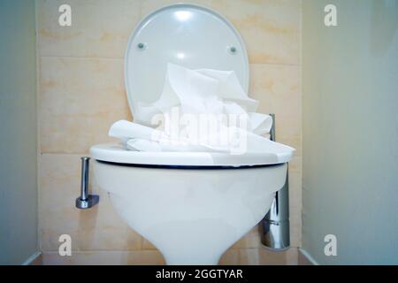 toilette verstopft mit Toilettenpapier Stockfoto
