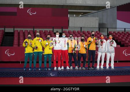 Tokio, Japan. September 2021. Goldmedaillengewinnerin des polnischen Teams (4.-5. L), Silbermedaillengewinnerin des australischen Teams (1.-3. L), Bronzemedaillengewinnerin des brasilianischen Teams (3.-5. R) und des chinesischen Teams (1.-2. R) Machen Sie Fotos während der Preisverleihung der Mannschaftsklassen 9-10 der Tischtennis-Veranstaltung der Frauen bei den Paralympischen Spielen 2020 in Tokio, Japan, am 3. September 2021. Quelle: Zhu Wei/Xinhua/Alamy Live News Stockfoto