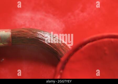 Rotes Aquarell mit Pinsel, Schnitt Stockfoto