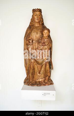 Jungfrau mit Kind in mehrfarbigem Holz geschnitzt, erstes Diözesanmuseum in Spanien, Museo Diocesano Regina Coeli, Santillana del Mar, Kantabrien, Spanien Stockfoto