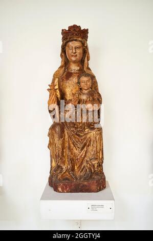 Jungfrau mit Kind in mehrfarbigem Holz geschnitzt, erstes Diözesanmuseum in Spanien, Museo Diocesano Regina Coeli, Santillana del Mar, Kantabrien, Spanien Stockfoto