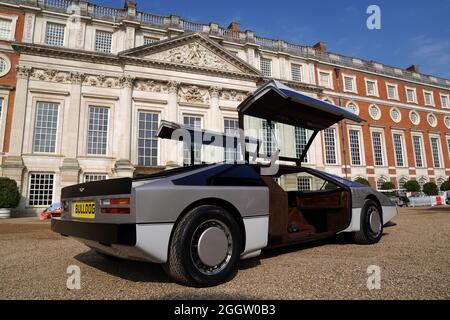 Nach der Restaurierung wird im Hampton Court im Südwesten Londons ein Aston Martin Bulldog Supercar vorgestellt, der 35 Jahre lang im Ruhezustand lag. Bilddatum: Freitag, 3. September 2021. Stockfoto