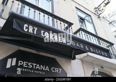 LISSABON, PORTUGAL - 30. Jul 2021: Eine Fassade des berühmten Pestana CR7 Hotels und Restaurants in Lissabon, Portugal Stockfoto