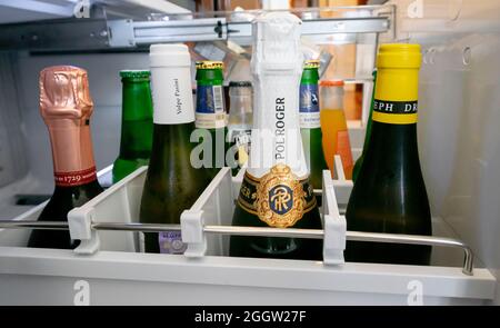 Champaigne-Flaschen, darunter Pol Roger, Volpe Pasini in der Minibar des Hotelzimmers Stockfoto