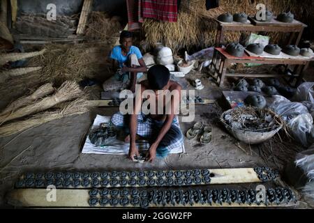 Non Exclusive: DHAKA, BANGLADESCH, 2. SEPTEMBER 2021: Ein Handwerker fertigt Idol-Figuren während der laufenden Vorbereitungen für das Idol der Göttin D Stockfoto