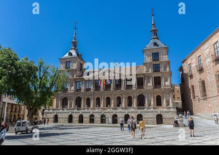 Toledo / Spanien - 05 12 2021: Hauptansicht des Vorderfassadengebäudes des Ayuntamiento de Toledo, auf der plaza del ayuntamiento in Toledo, Touristen besuchen Stockfoto