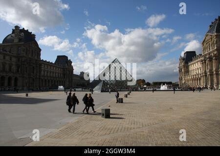 Louvre Paris, Frankreich Eingang des Louvre Museums unter seiner berühmten Glaspyramide, Paris -Foto aufgenommen am:Juni 3,2015 Stockfoto