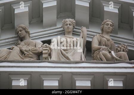 Statuen von drei wunderschönen Damen. Stockfoto