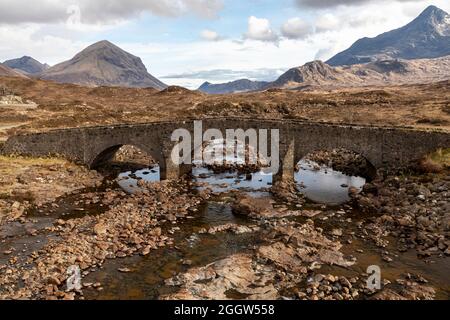 Die alte Brücke bei Sligachan skye mit Blick auf Marschschkuh Stockfoto