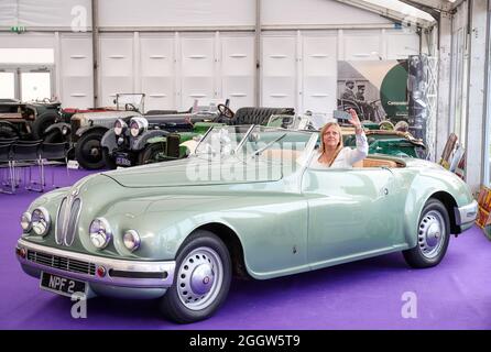 Beaulieu, Hampshire, Großbritannien 3. September 2021. Lynnie Farrant posiert mit einem seltenen Bristol 402 Drophead Coupé aus dem Jahr 1949, das sich formell im Besitz der Hollywood-Schauspielerin Jean Simmons befindet und an diesem Sonntag im Bonhams MPH Beaulieu Sale versteigert wird, mit einer Schätzung von £150,000 – 200,000. Der Bristol, einer der glamourösesten Luxus-Automobile seiner Zeit, wurde von ihrem zukünftigen Ehemann und Star Stewart Granger als einer der passenden Partner für die Hollywood-Schauspielerin neu gekauft. Quelle: Stuart Martin/Alamy Live News Stockfoto