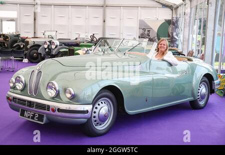 Beaulieu, Hampshire, Großbritannien 3. September 2021. Lynnie Farrant posiert mit einem seltenen Bristol 402 Drophead Coupé aus dem Jahr 1949, das sich formell im Besitz der Hollywood-Schauspielerin Jean Simmons befindet und an diesem Sonntag im Bonhams MPH Beaulieu Sale versteigert wird, mit einer Schätzung von £150,000 – 200,000. Der Bristol, einer der glamourösesten Luxus-Automobile seiner Zeit, wurde von ihrem zukünftigen Ehemann und Star Stewart Granger als einer der passenden Partner für die Hollywood-Schauspielerin neu gekauft. Quelle: Stuart Martin/Alamy Live News Stockfoto