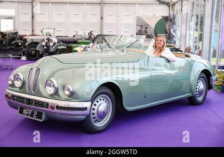 Beaulieu, Hampshire, Großbritannien 3. September 2021. Lynnie Farrant posiert mit einem seltenen Bristol 402 Drophead Coupé aus dem Jahr 1949, das sich formell im Besitz der Hollywood-Schauspielerin Jean Simmons befindet und an diesem Sonntag im Bonhams MPH Beaulieu Sale versteigert wird, mit einer Schätzung von £150,000 – 200,000. Der Bristol, einer der glamourösesten Luxus-Automobile seiner Zeit, wurde von ihrem zukünftigen Ehemann und Star Stewart Granger als einer der passenden Partner für die Hollywood-Schauspielerin neu gekauft. Quelle: Stuart Martin/Alamy Live News Stockfoto