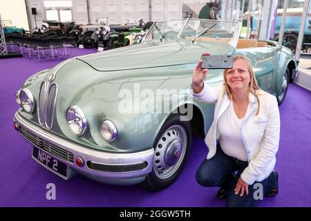 Beaulieu, Hampshire, Großbritannien 3. September 2021. Lynnie Farrant posiert mit einem seltenen Bristol 402 Drophead Coupé aus dem Jahr 1949, das sich formell im Besitz der Hollywood-Schauspielerin Jean Simmons befindet und an diesem Sonntag im Bonhams MPH Beaulieu Sale versteigert wird, mit einer Schätzung von £150,000 – 200,000. Der Bristol, einer der glamourösesten Luxus-Automobile seiner Zeit, wurde von ihrem zukünftigen Ehemann und Star Stewart Granger als einer der passenden Partner für die Hollywood-Schauspielerin neu gekauft. Quelle: Stuart Martin/Alamy Live News Stockfoto