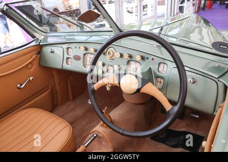 Beaulieu, Hampshire, Großbritannien 3. September 2021. Ein seltenes Bristol 402 Drophead Coupé aus dem Jahr 1949, das sich formell im Besitz der Hollywood-Schauspielerin Jean Simmons befindet und an diesem Sonntag im Bonhams MPH Beaulieu Sale versteigert wird, mit einer Schätzung von £150,000 – 200,000. Der Bristol, einer der glamourösesten Luxus-Automobile seiner Zeit, wurde von ihrem zukünftigen Ehemann und Star Stewart Granger als einer der passenden Partner für die Hollywood-Schauspielerin neu gekauft. Quelle: Stuart Martin/Alamy Live News Stockfoto