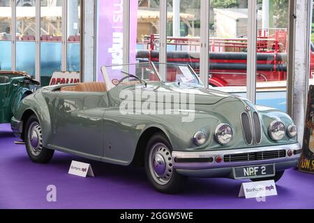 Beaulieu, Hampshire, Großbritannien 3. September 2021. Ein seltenes Bristol 402 Drophead Coupé aus dem Jahr 1949, das sich formell im Besitz der Hollywood-Schauspielerin Jean Simmons befindet und an diesem Sonntag im Bonhams MPH Beaulieu Sale versteigert wird, mit einer Schätzung von £150,000 – 200,000. Der Bristol, einer der glamourösesten Luxus-Automobile seiner Zeit, wurde von ihrem zukünftigen Ehemann und Star Stewart Granger als einer der passenden Partner für die Hollywood-Schauspielerin neu gekauft. Quelle: Stuart Martin/Alamy Live News Stockfoto