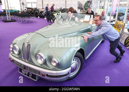 Beaulieu, Hampshire, Großbritannien 3. September 2021. Das Team von Bonhams positioniert ein seltenes Bristol 402 Drophead Coupé aus dem Jahr 1949, das sich im Besitz der Hollywood-Schauspielerin Jean Simmons befindet und an diesem Sonntag im Bonhams MPH Beaulieu Sale mit einer Schätzung von £150,000 – 200,000 angeboten wird. Der Bristol, einer der glamourösesten Luxus-Automobile seiner Zeit, wurde von ihrem zukünftigen Ehemann und Star Stewart Granger als einer der passenden Partner für die Hollywood-Schauspielerin neu gekauft. Quelle: Stuart Martin/Alamy Live News Stockfoto