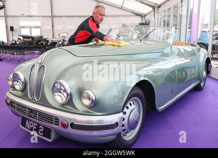 Beaulieu, Hampshire, Großbritannien 3. September 2021. Jonathan Underwood gibt dem seltenen 1949 Bristol 402 Drophead Coupé, das sich formell im Besitz der Hollywood-Schauspielerin Jean Simmons befindet, einen letzten Schliff, der diesen Sonntag bei der Auktion am Bonhams MPH Beaulieu Sale mit einer Schätzung von £150,000 – 200,000 angeboten werden soll. Der Bristol, einer der glamourösesten Luxus-Automobile seiner Zeit, wurde von ihrem zukünftigen Ehemann und Star Stewart Granger als einer der passenden Partner für die Hollywood-Schauspielerin neu gekauft. Quelle: Stuart Martin/Alamy Live News Stockfoto