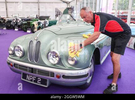 Beaulieu, Hampshire, Großbritannien 3. September 2021. Jonathan Underwood gibt dem seltenen 1949 Bristol 402 Drophead Coupé, das sich formell im Besitz der Hollywood-Schauspielerin Jean Simmons befindet, einen letzten Schliff, der diesen Sonntag bei der Auktion am Bonhams MPH Beaulieu Sale mit einer Schätzung von £150,000 – 200,000 angeboten werden soll. Der Bristol, einer der glamourösesten Luxus-Automobile seiner Zeit, wurde von ihrem zukünftigen Ehemann und Star Stewart Granger als einer der passenden Partner für die Hollywood-Schauspielerin neu gekauft. Quelle: Stuart Martin/Alamy Live News Stockfoto