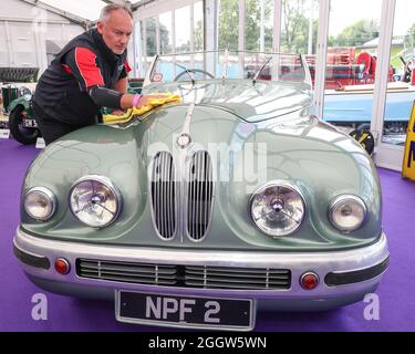 Beaulieu, Hampshire, Großbritannien 3. September 2021. Jonathan Underwood gibt dem seltenen 1949 Bristol 402 Drophead Coupé, das sich formell im Besitz der Hollywood-Schauspielerin Jean Simmons befindet, einen letzten Schliff, der diesen Sonntag bei der Auktion am Bonhams MPH Beaulieu Sale mit einer Schätzung von £150,000 – 200,000 angeboten werden soll. Der Bristol, einer der glamourösesten Luxus-Automobile seiner Zeit, wurde von ihrem zukünftigen Ehemann und Star Stewart Granger als einer der passenden Partner für die Hollywood-Schauspielerin neu gekauft. Quelle: Stuart Martin/Alamy Live News Stockfoto